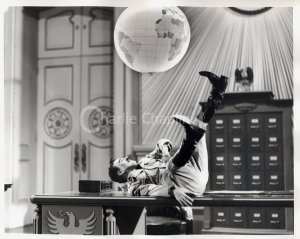 the-famous-globe-scene-in-the-great-dictator